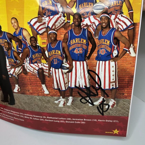 Harlem Globetrotters Autographed 2006 World Tour Program Book Basketball Sports - Picture 8 of 10
